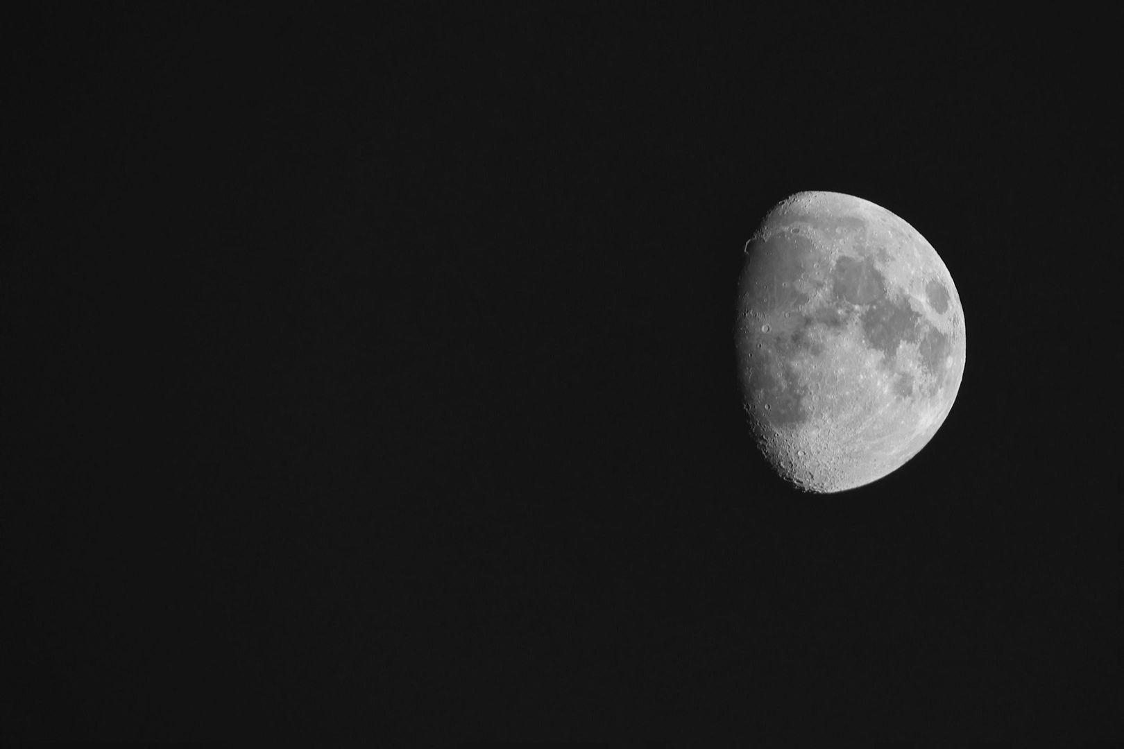 Goldener Henkel am Mond