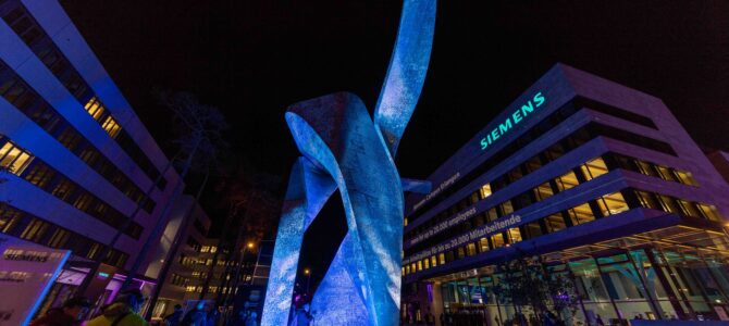 Lichterfest 2024 am Siemens Campus mit Stelzenläufern (am 19.11.2024)
